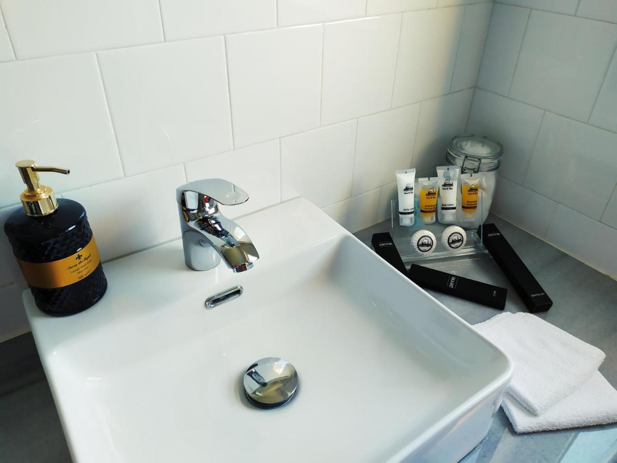 21 Suites Deluxe Stay Near The Airport Markópoulon エクステリア 写真