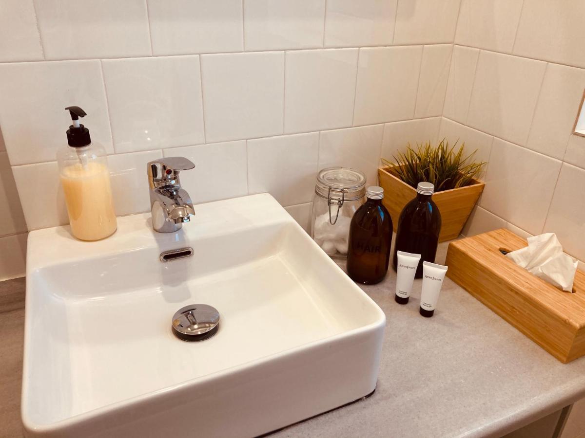 21 Suites Deluxe Stay Near The Airport Markópoulon エクステリア 写真